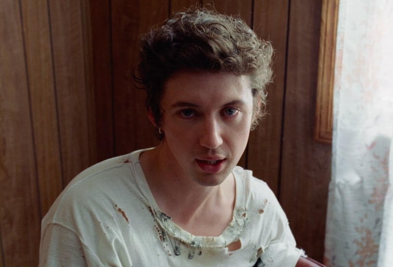 I «She's the Best» risikerer og vinner Troye Sivan