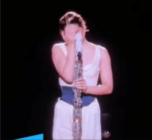 Rosalía ber om unnskyldning på konserten sin i Argentina: «Tremenda skrudd sammen»
