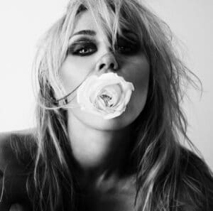 Miley Cyrus 'Bass Persuades' overtaler halvveis